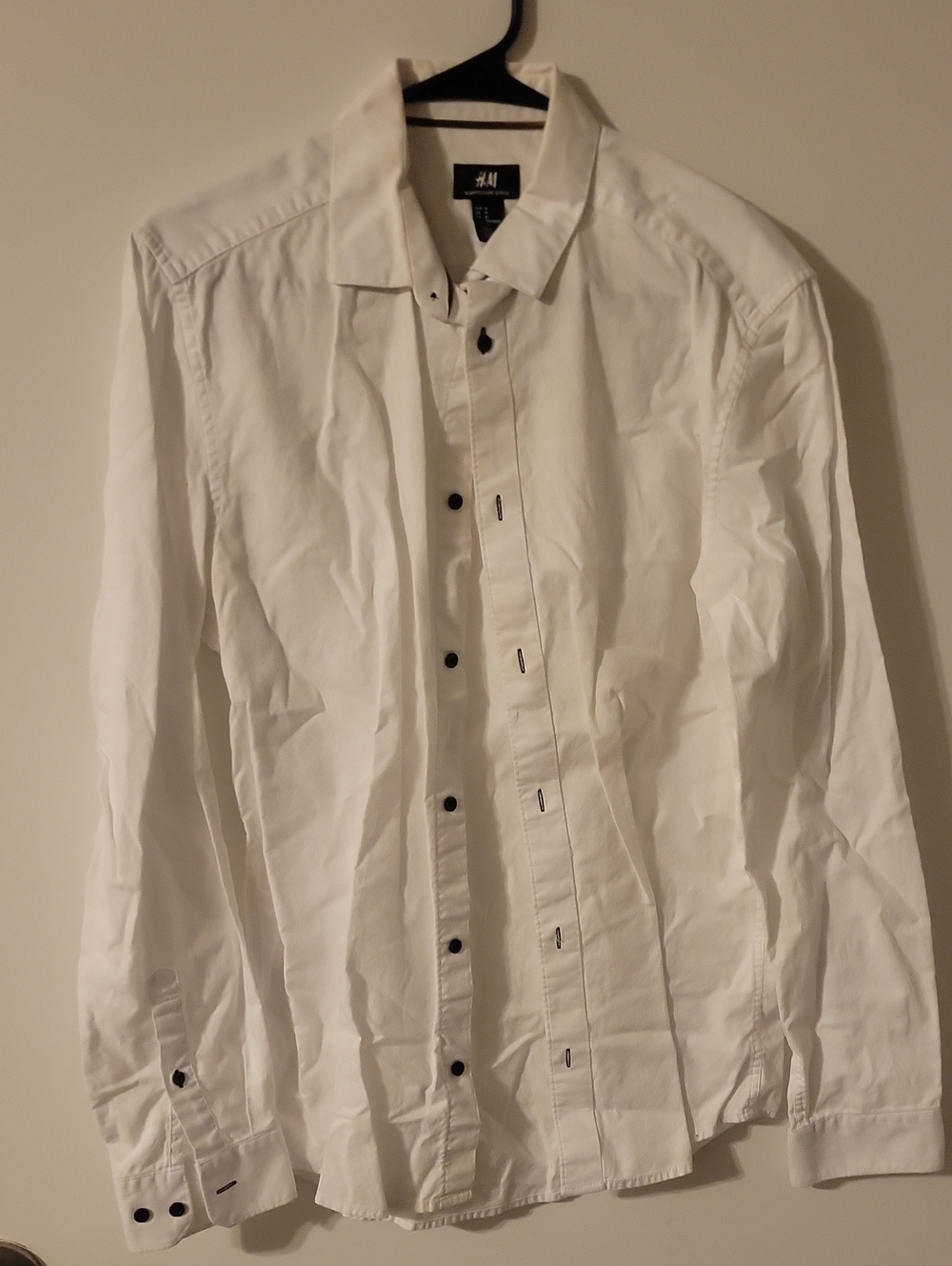 H&M White Long-Sleeve Dress Shirt with Dark Buttons